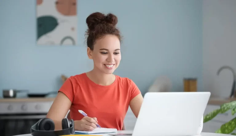 woman with her laptop for wordperss and elementor learnings